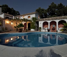 Luxurious Villa with a Swimming Pool